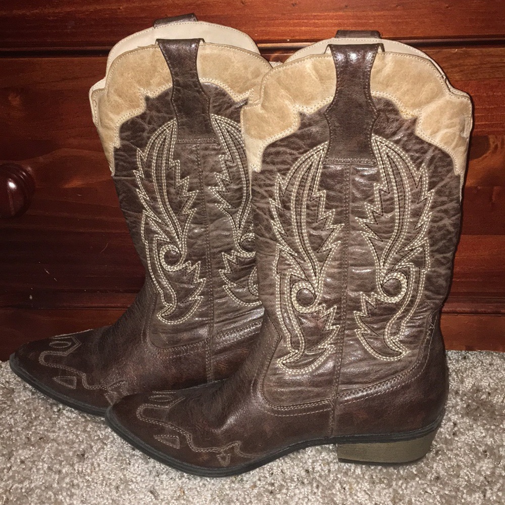 Kids brown boots!!